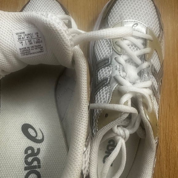 Sneakers - Picture 5 of 6